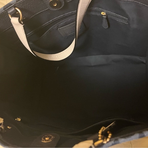 Coach purse and wallet bought new never used to big for thought it was smaller. - Picture 3 of 6